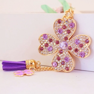 Porte-clés trèfle étincelant avec cristaux violets, fleur émaillée et pompon élégant