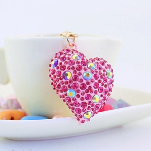 Portachiavi a cuore rosa scintillante con strass e cristalli su una tazza bianca