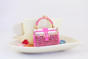 Detaillierte Makroansicht eines süßen rosa Handtaschen-Anhängers mit Goldmetallring