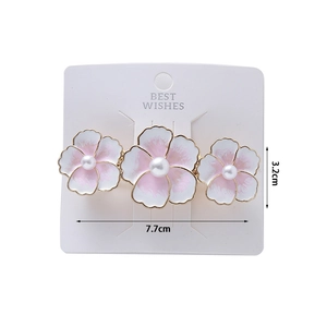 Elegante fermaglio per capelli floreale con petali in smalto rosa e perle