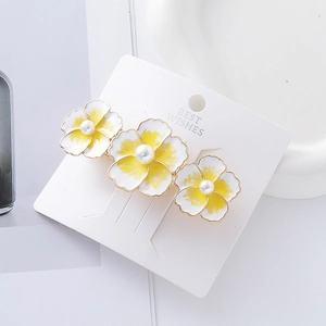 Fermaglio per capelli con fiori in smalto giallo e bianco e perle eleganti