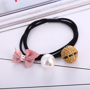 Elastisches Haargummi mit rosa Satinschleife, weißer Perle und gelber Flechtblumenkugel