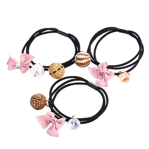 Dreiteiliges Set hochelastischer Haargummis mit rosa Stoffschleifen und Perlenanhängern
