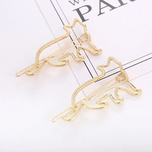 Detailaufnahme goldener hohler Katzen-Haarklammern mit elegantem Drahtgestell Design