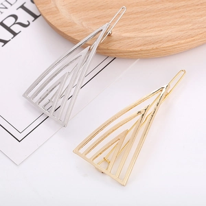 Set aus minimalistischen geometrischen Dreieck-Haarklammern in Gold- und Silberlegierung