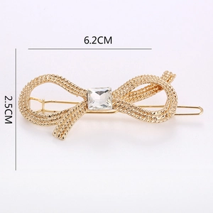 Detail einer 6,2 cm goldenen Schleifen-Haarspange mit gewebter Textur und Kristall