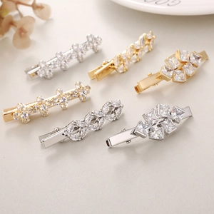 Vue détaillée de six pinces à cheveux trèfle en zircon étincelant, or et argent