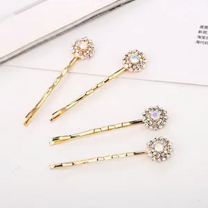 Barrettes à fleurs dorées avec cristaux étincelants et design ondulé en alliage