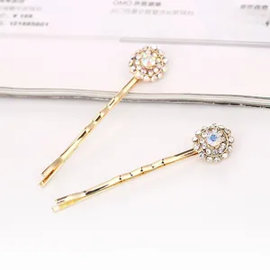 Détail de la barrette dorée avec fleur en cristal et strass aux reflets boréaux