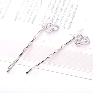 Barrettes à cheveux cerise en argent scintillant avec zircon sur fond minimaliste