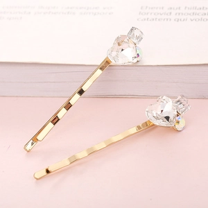 Elegante set di fermagli per capelli dorati con grandi cuori di cristallo e gemme