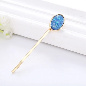 Barrette à cheveux dorée minimaliste avec résine ovale aux reflets bleu-vert