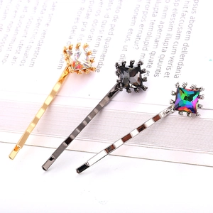 Détail de barrettes géométriques carrées en cristal, finitions or, noir et argent