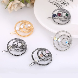 Vue détaillée de cinq barrettes en alliage avec des perles et des strass colorés