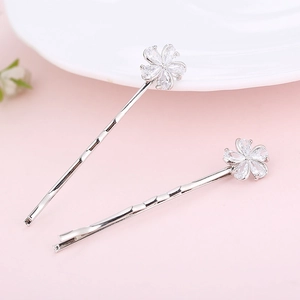 Dettaglio di fermagli per capelli a fiore argento con zirconi a goccia scintillanti