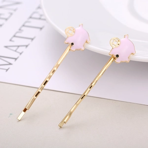 Schicke goldene Wellen-Haarklammern mit rosa Emaille-Schweinchen für stilvolle Damen