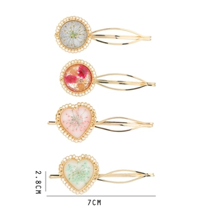 Handgefertigte Haarklammern mit Trockenblumen in Herzform und rundem Gold-Finish
