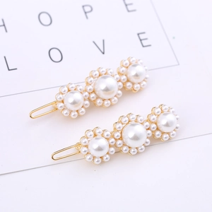 Elegantes Set aus zwei goldfarbenen Perlen-Haarspangen mit weißem Vintage-Blumendesign