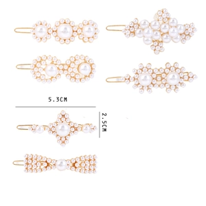 Set aus sechs goldfarbenen Haarspangen mit weißen Kunstperlen in Blumenform