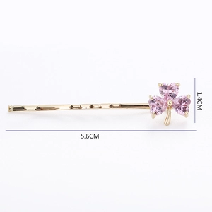 Eleganter goldener Kleeblatt-Haarclip mit rosa Herzkristallen, minimalistisches Accessoire