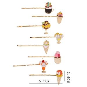 Detailansicht von acht Metall-Haarklammern mit bunten Emaille-Eis- und Dessert-Motiven