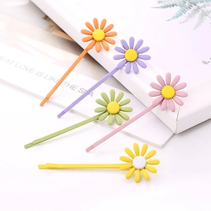 Lot de 5 barrettes à fleurs marguerites aux tons macarons mats sur un fond blanc épuré