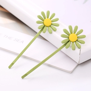 Lot de deux barrettes à cheveux marguerite vert mat avec un design en métal épuré