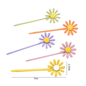 Détail de 5 barrettes marguerites colorées avec longueur de 7cm et diamètre de fleur 2,3cm