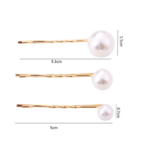 Three-piece set of elegant gold hair clips with large and small white pearls for women