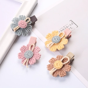 Set mit vier handgefertigten Gänseblümchen-Haarspangen aus Stoff in Pastellfarben