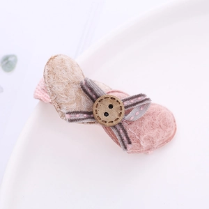 Barrette à cheveux cœur en peluche rose et beige avec nœud rayé et bouton en bois