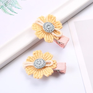 Handgefertigte gestrickte Sonnenblumen-Haarspangen mit rosa stoffumwickeltem Griff