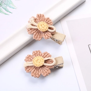 Schicke Stoff-Haarspangen mit Sonnenblumenmuster in Altrosa und weicher Strickoptik