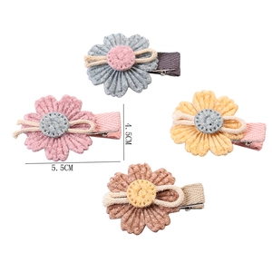 Set aus vier 5,5 cm großen Gänseblümchen-Haarspangen aus Stoff in Pastellfarben
