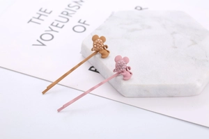 Détail de barrettes mignonnes en forme de souris avec strass, finitions rose et marron