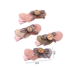Lot de 4 barrettes à cheveux en feutrine de 6cm avec noeud papillon et boutons en bois