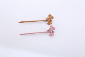 Détail de pinces à cheveux souris de dessin animé avec strass roses et marrons