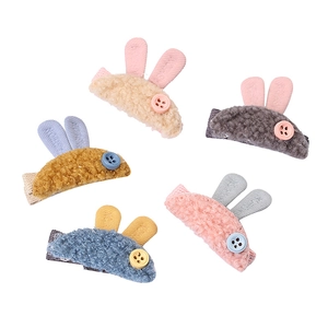 Détail de cinq pinces à cheveux oreilles de lapin en peluche avec tissu laine d'agneau