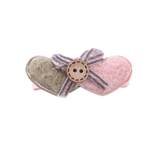 Barrette cœur en peluche avec nœud en soie grise et bouton bois pour coiffure femme