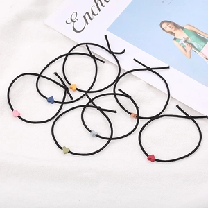 Elastici per capelli neri con ciondoli a cuore opachi colorati su rivista di moda