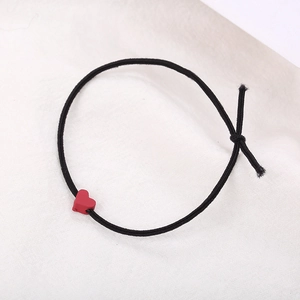 Elastico per capelli nero minimalista con una piccola perla a cuore rosso 3D decorativa