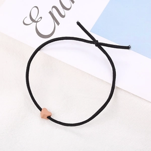 Elastico per capelli nero minimalista con un piccolo ciondolo a forma di cuore rosa opaco
