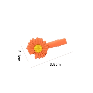 Gedetailleerd beeld van een oranje madeliefje haarclip met afmetingen van 3,8 cm bij 2,1 cm