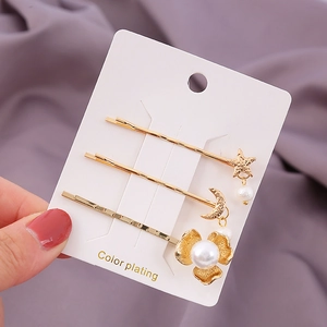 Goldenes Haarklammer-Set mit Stern Mond Blumenanhängern und weißen Kunstperlen