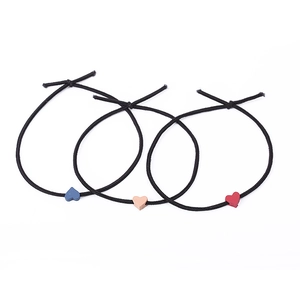 Set di tre elastici per capelli minimalisti con ciondoli a cuore opachi colorati