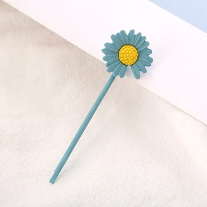 Macro-opname van een blauwe madeliefjes haarspeld met matte textuur en een geel hartje