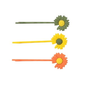 Drie stuks madeliefje haarklemmen set met groene gele en oranje hars bloemen