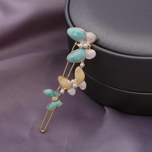 Eleganter goldener Schmetterlings-Haarclip mit pastellfarbenen Emaille-Flügeln und Perlen