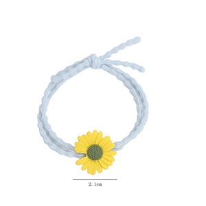 Détail d'un élastique bleu clair avec une fleur de marguerite jaune de 2,1 cm de large