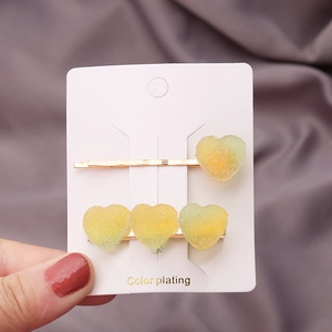 Détails de pinces à cheveux en forme de cœur dégradé avec base dorée ondulée